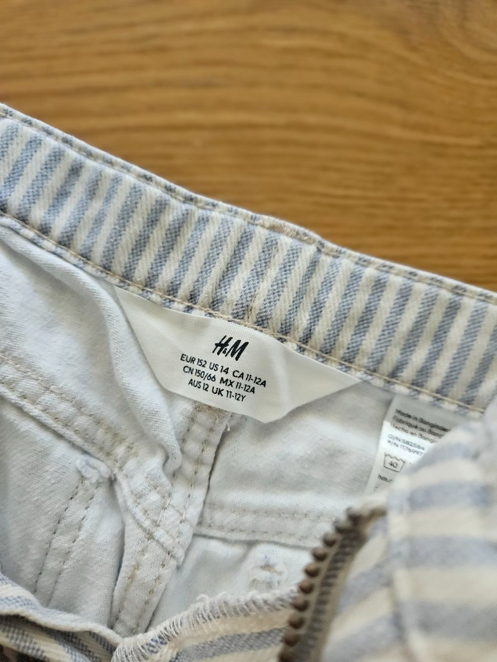 H&M Pantaloni: H&M Jeans neuwertig gestreift Gr. 152 – Nuovo (secondo la descrizione) da Engelburg venduto da ynnoc19 1