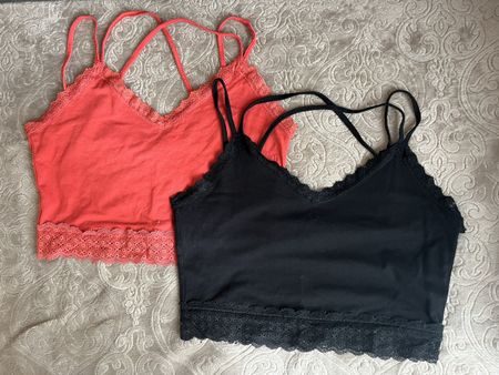 Ensemble de 2 tops rouge et noir avec dentelle