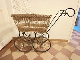 Nostalgischer Puppenwagen aus Korbgeflecht - Vintage Charme