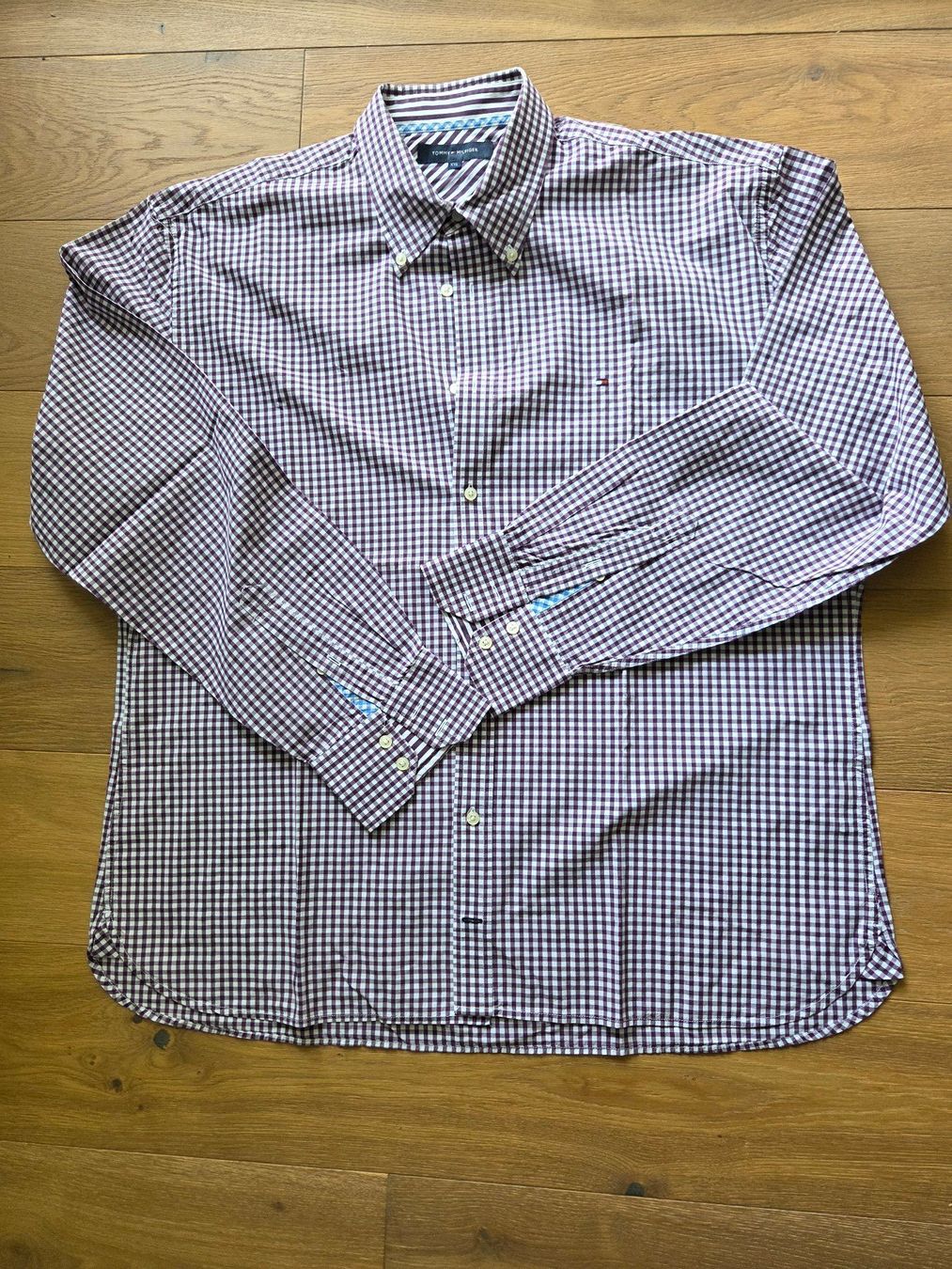 Tommy Hilfiger Chemises: Tommy Hilfiger Hemd Karomuster Lila/Weiss – D'occasion à Küsnacht ZH par cipi01