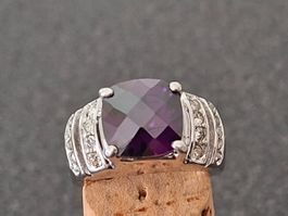 Ring mit lila Stein und weissen Steinchen