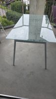 Gartentisch mit Glasplatte Metallgestell mit Rostspuren