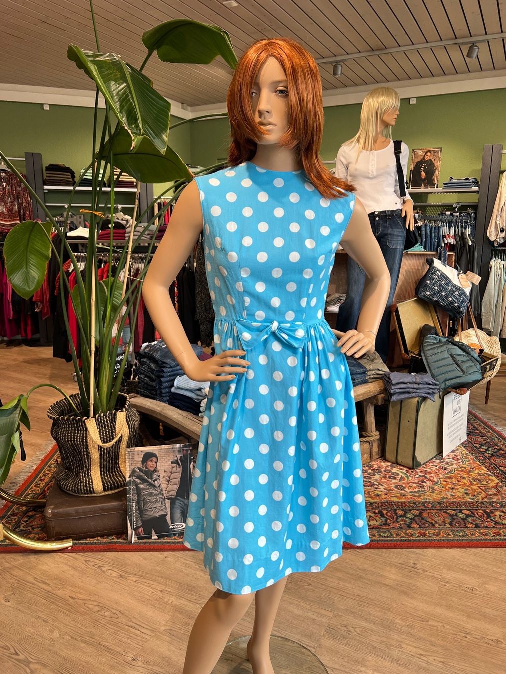 Kleider: Hellblaues Kleid mit weissen Tupfen – Gebraucht aus Wynigen von