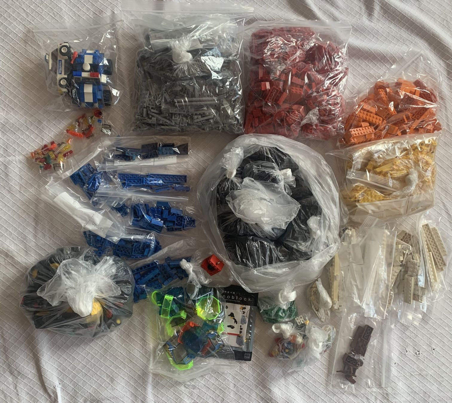 Lego Spielzeuge: Viel Lego grob nach Farben und Formen sortiert – Gebraucht aus Jonen von Sumbrella