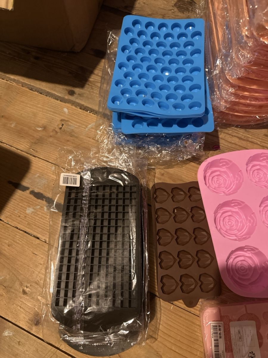 Elettrodomestici da cucina: Silicone Molds for Baking, Chocolate, Candy, Ice! 50 pcs – Usato da Aarau venduto da anb_qnk8 1
