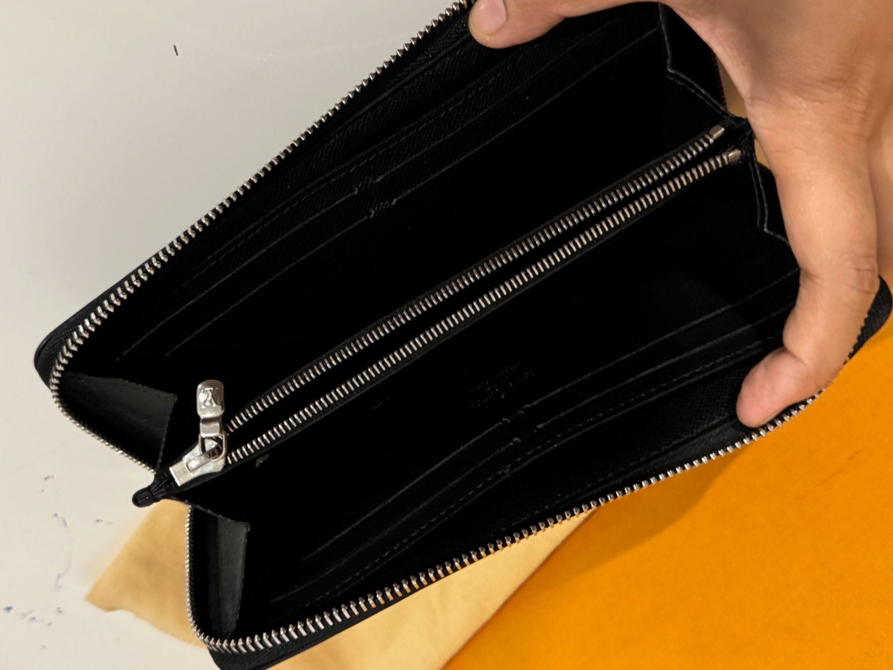 Portamonete: LOUIS VUITTON POTEFEUILLE EPI NOIR – Usato da Les Geneveys-sur-Coffrane venduto da LVMM 4