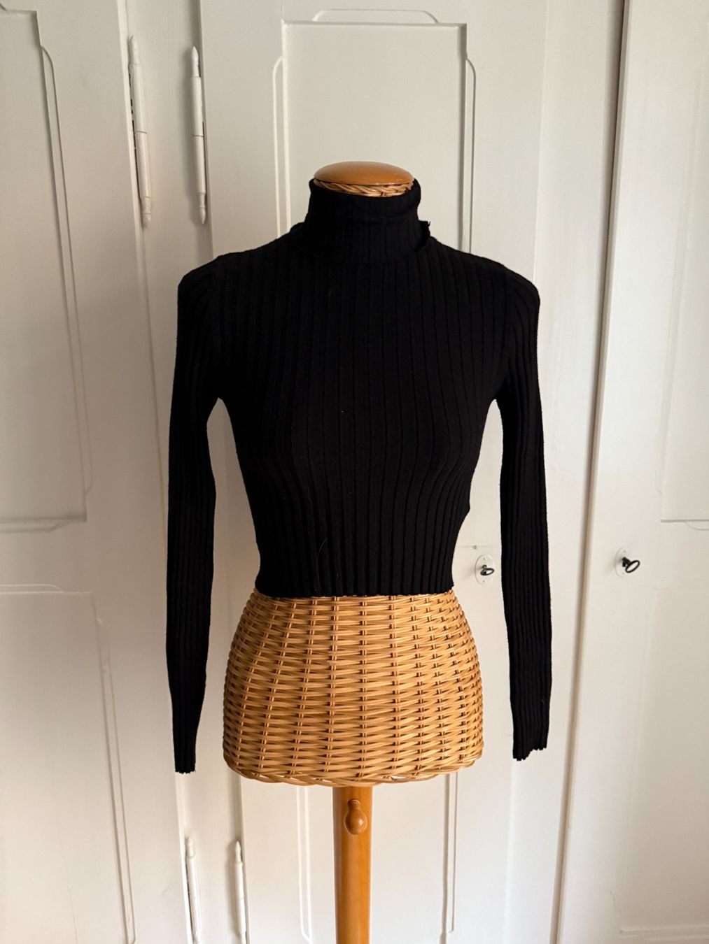 Bershka Maglioni & Felpe: BERSHKA - cropped Rollkragen Pullover schwarz S – Usato da Zürich venduto da Diazaio
