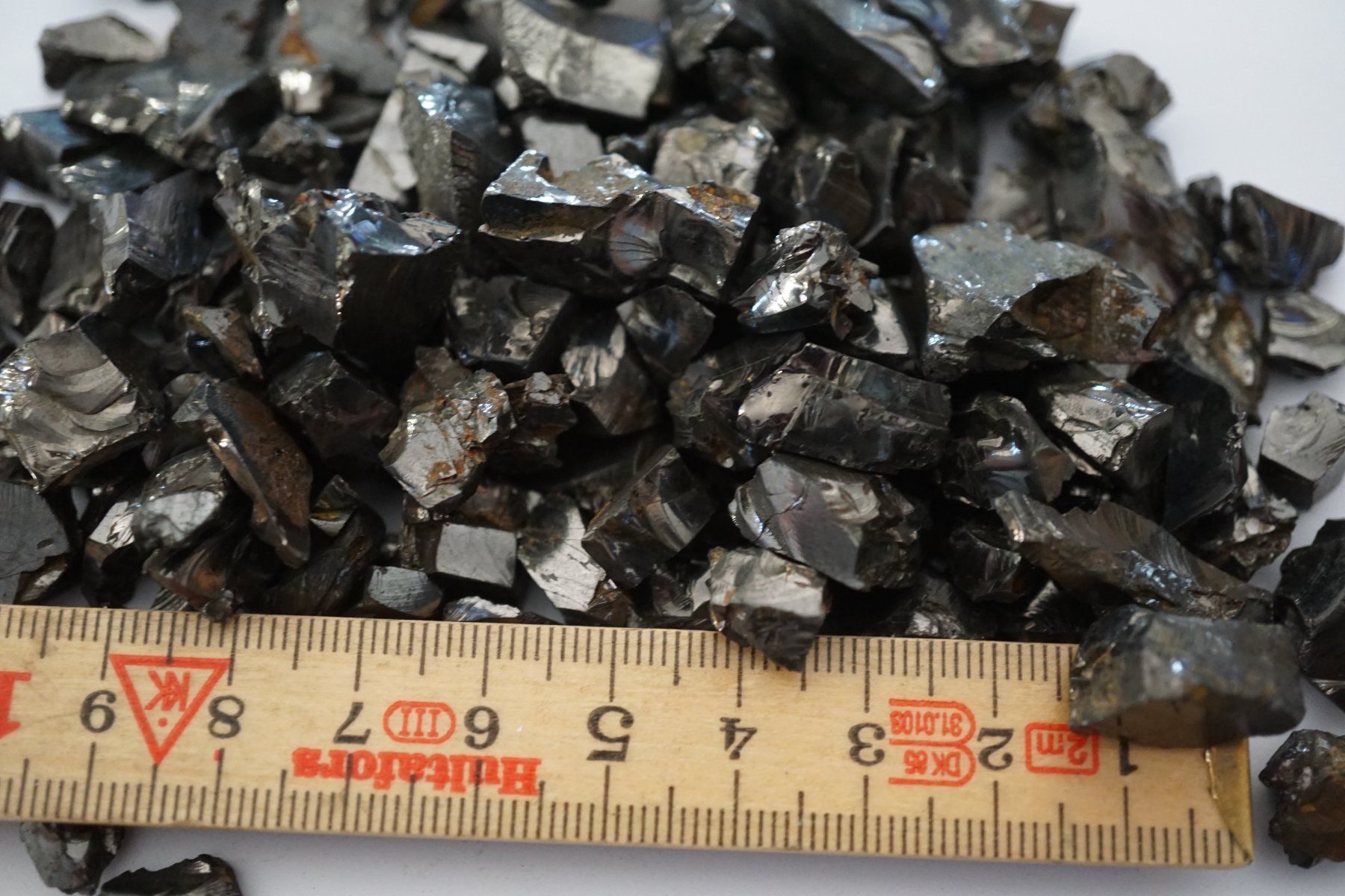 Minerali & Pietre curative: Edelschungit 10g    Lot     Edelshungit – Nuovo e nell'imballaggio originale da Eschenbach SG venduto da craniums
