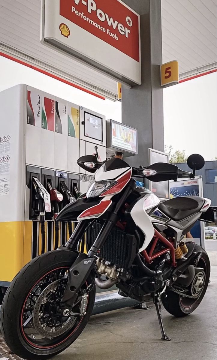 Ducati Strasse: Ducati Hypermotard 821 SP – Gebraucht aus Baar von zwy_8llq 2