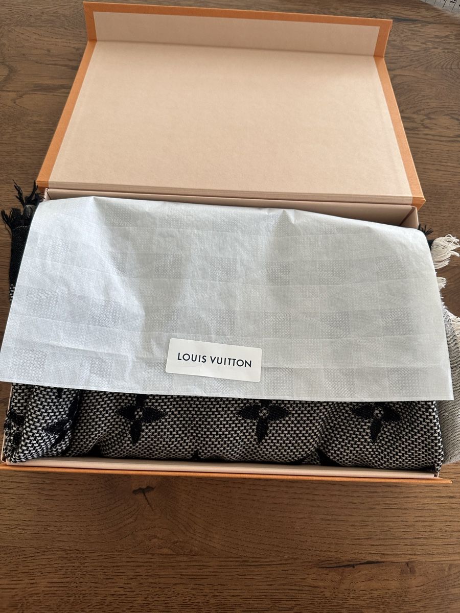 Louis Vuitton Foulard & Sciarpe: Schal der Marke Louis Vuitton m. Originalverpackung – Nuovo (secondo la descrizione) da Wangs venduto da MelaSe22 1