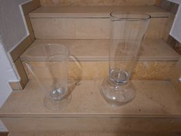 2 formschöne, dekorative Blumenvasen - Glas