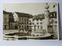 Basel , Der Pisoni - Brunnen auf dem Münsterplatz um 1880