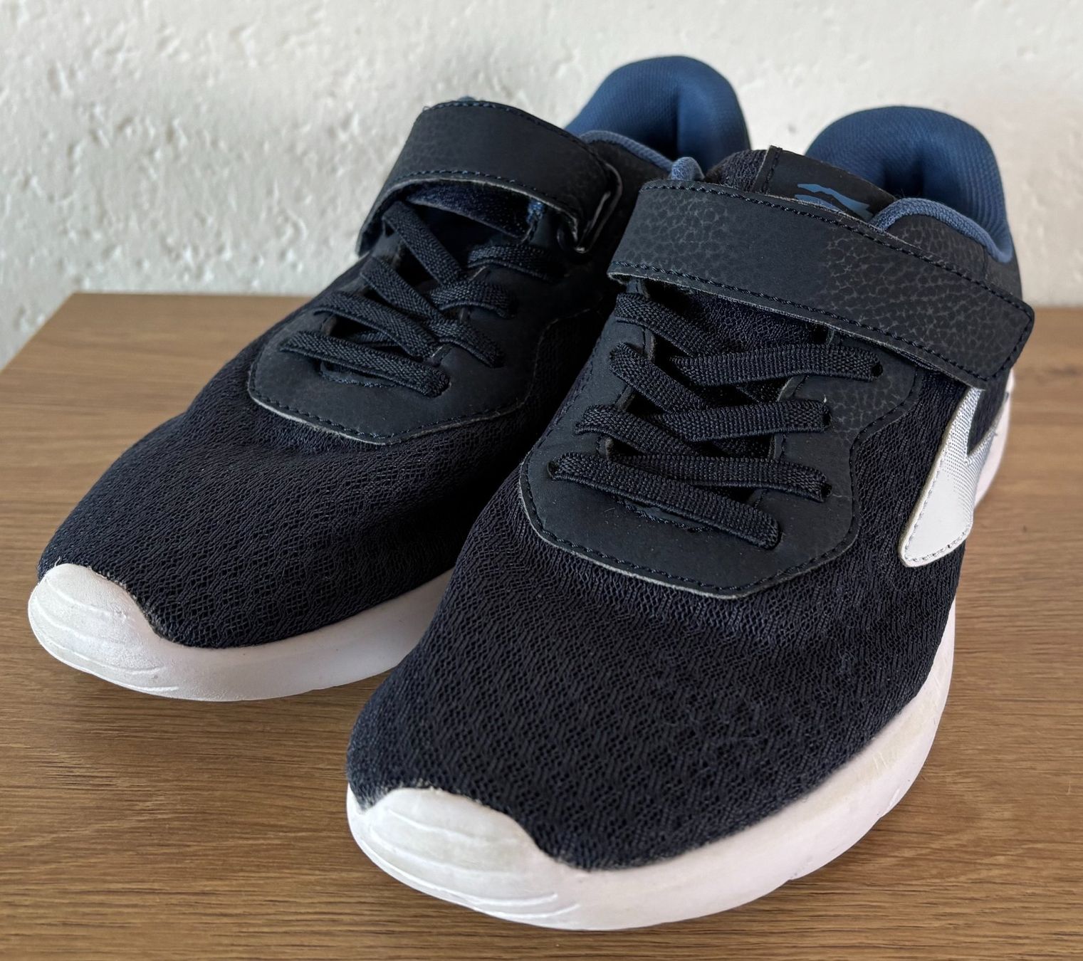 Schuhe für Jungen: Turnschuhe Grösse 37 – Gebraucht aus Zürich von IlkaK
