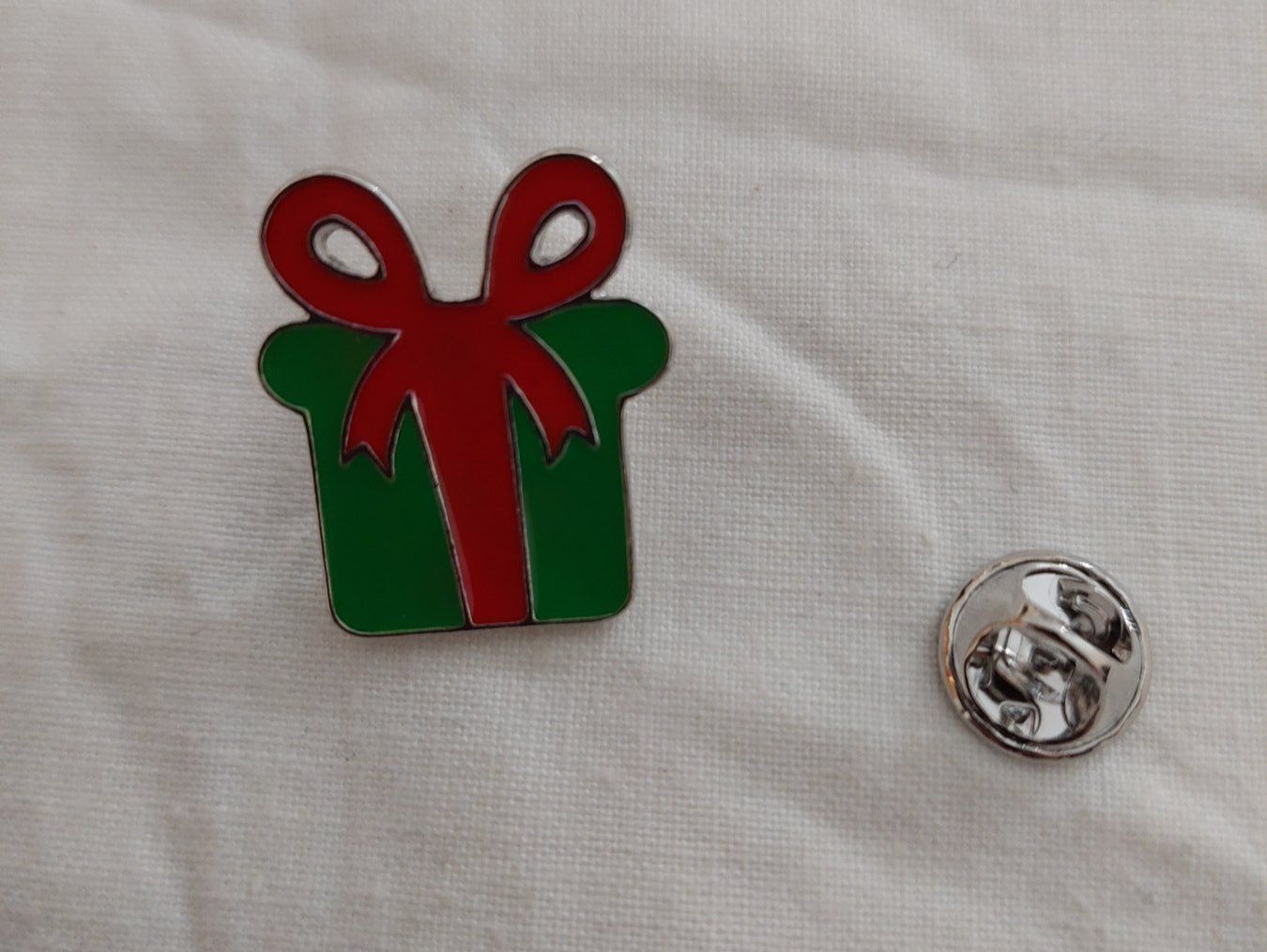 Plaquettes & Badges: Pin's Cadeau/Geschenk/Neuf/Neu – Neuf avec emballage d'origine à Genève par Blu_BD