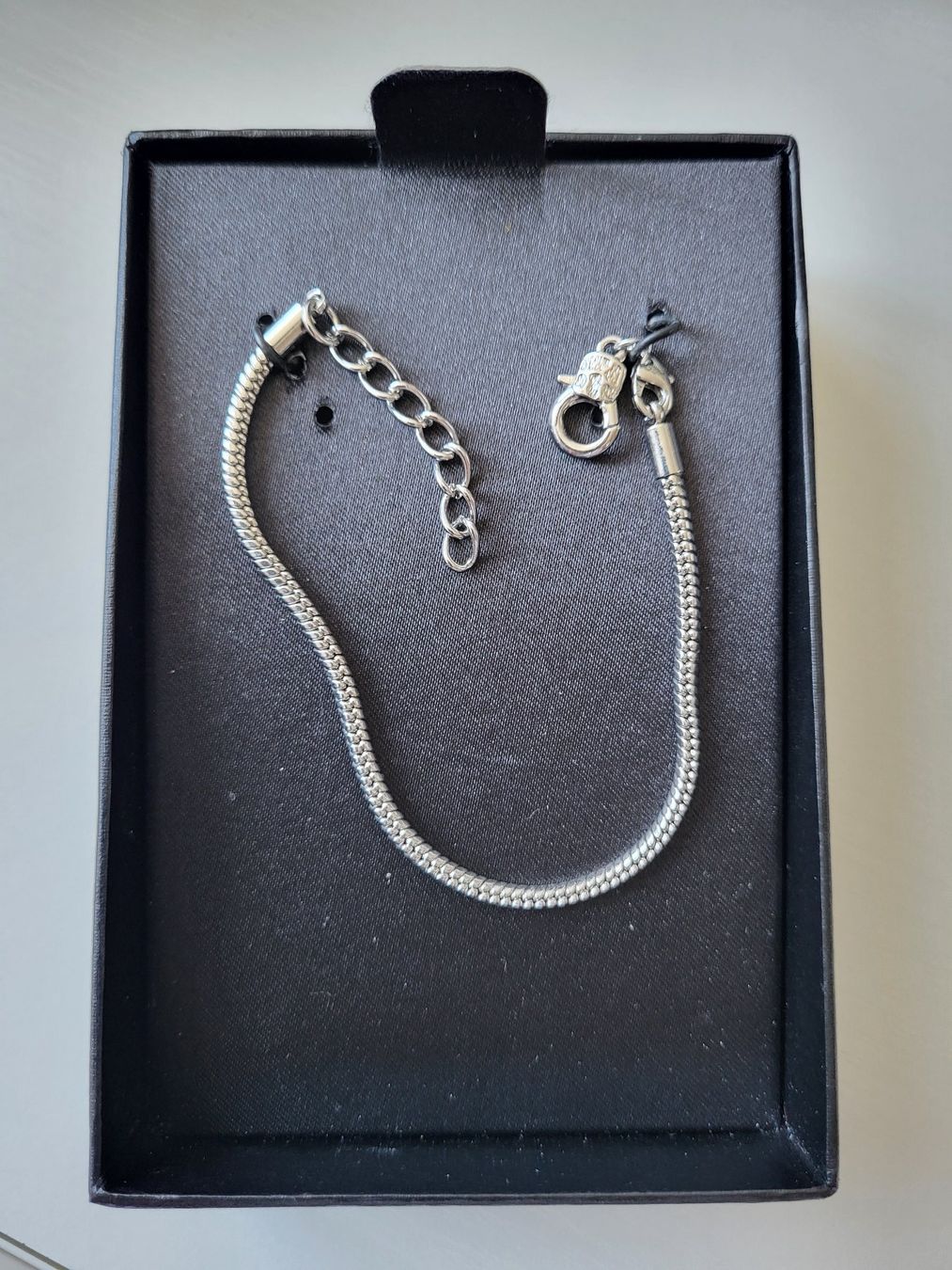 Bracciali & Braccialetti: Charm-Armband mit dunkelblauen Steinen – Usato da Luzern venduto da Hitormiss 1