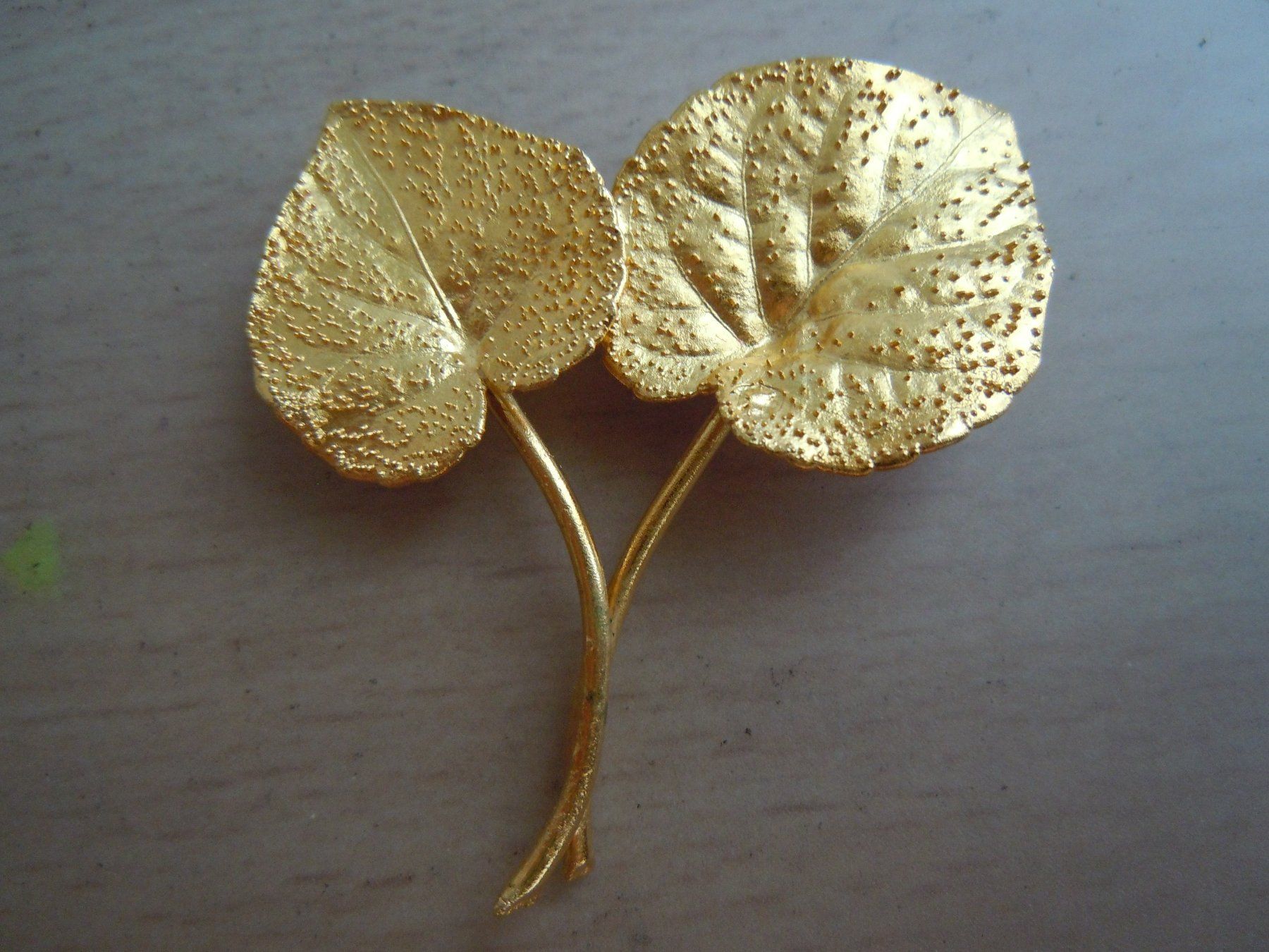 Broschen & Nadeln: Schmuckblatt Goldfarben – Gebraucht aus Luzern von Baumli1