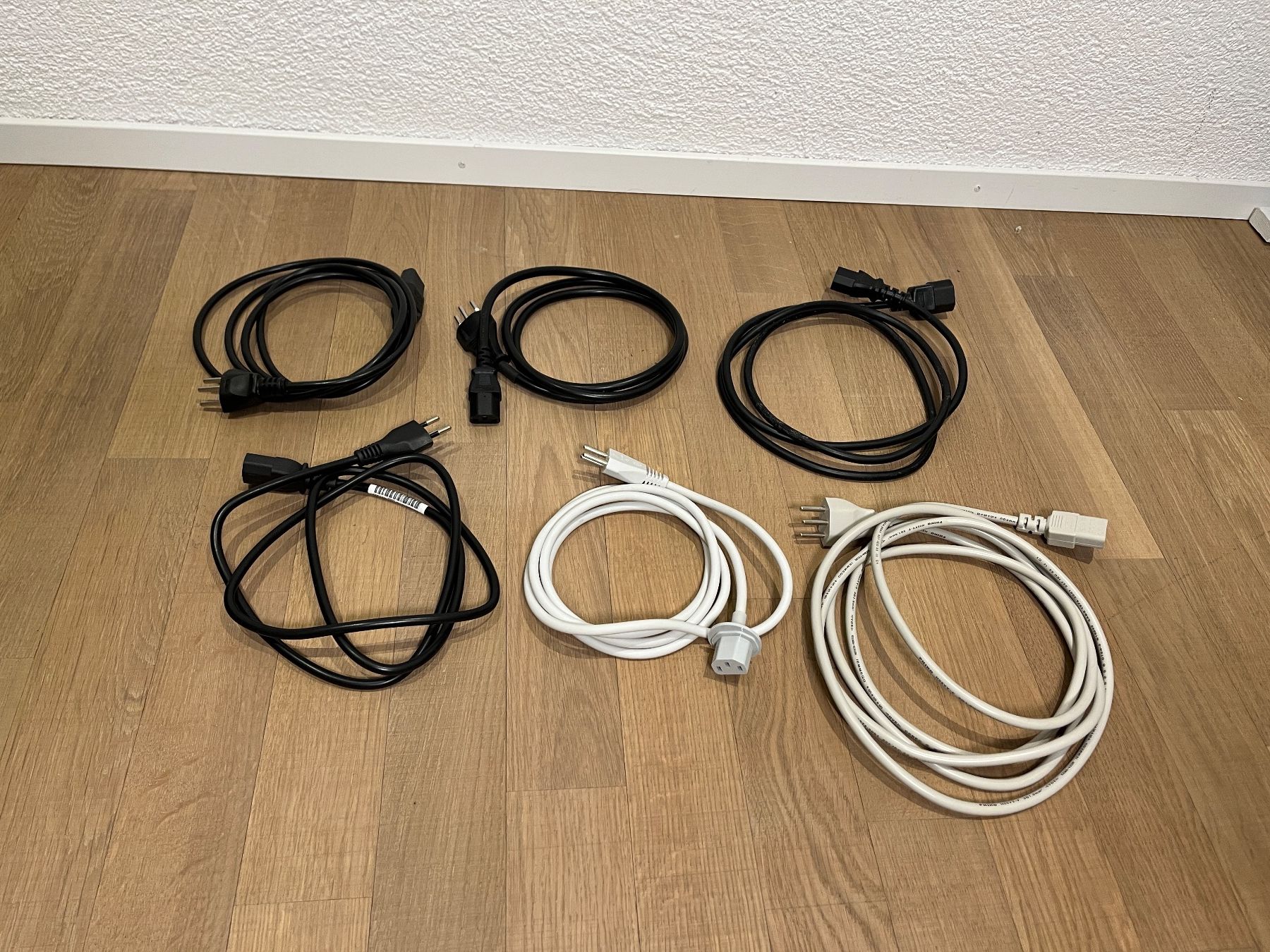 Cavi: Verschiedene Kaltgerätekabel – Usato da St. Ursen venduto da Stepz