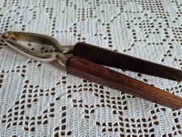 Nussknacker aus Holz und Metall