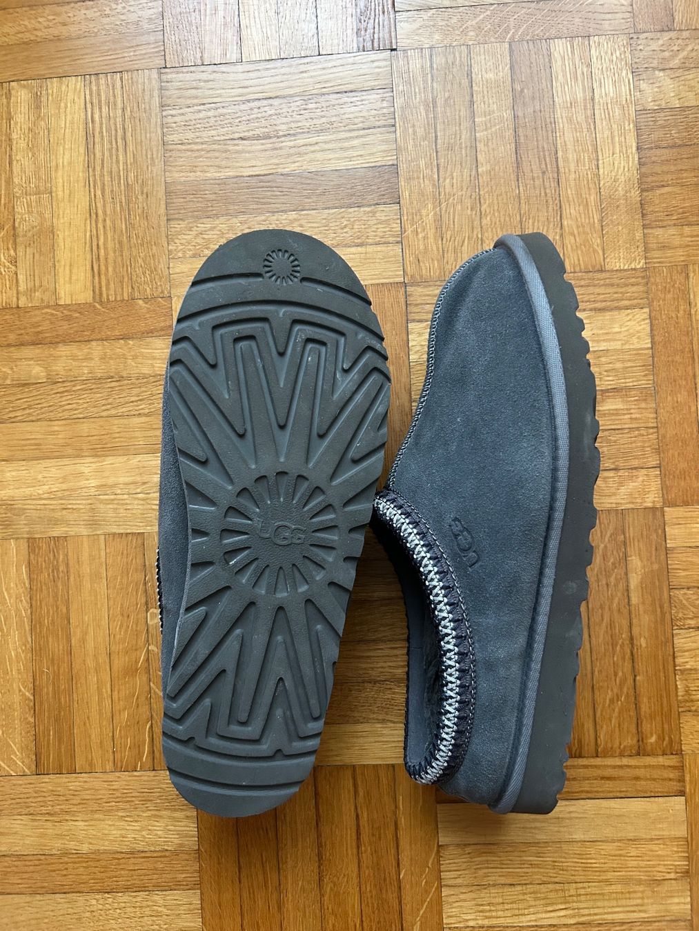 Scarpe da uomo: Chaussons UGG gris en daim t.43 – Usato da Fribourg venduto da SenhorNeves 1