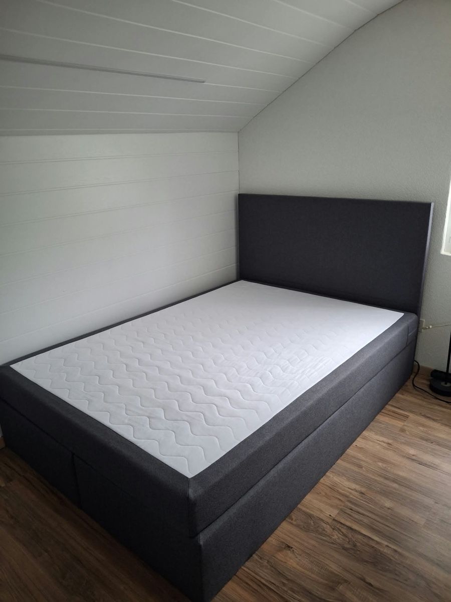 Betten: Boxspringbett dunkelgrau mit Matratze – Neu (gemäss Beschreibung) aus Flawil von ara_pdx9 2