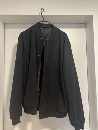 Schwarze Bomberjacke