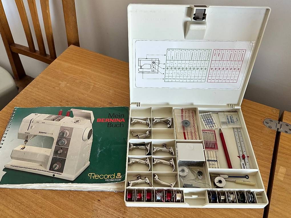 Bernina Macchine da cucire: BERNINA Record 930 Electronic mit Original-Nähschrank – Usato da Oberrieden venduto da rpg_w7my 2