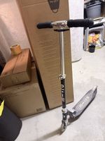 Micro Scooter und Met Helm schwarz blau gebraucht