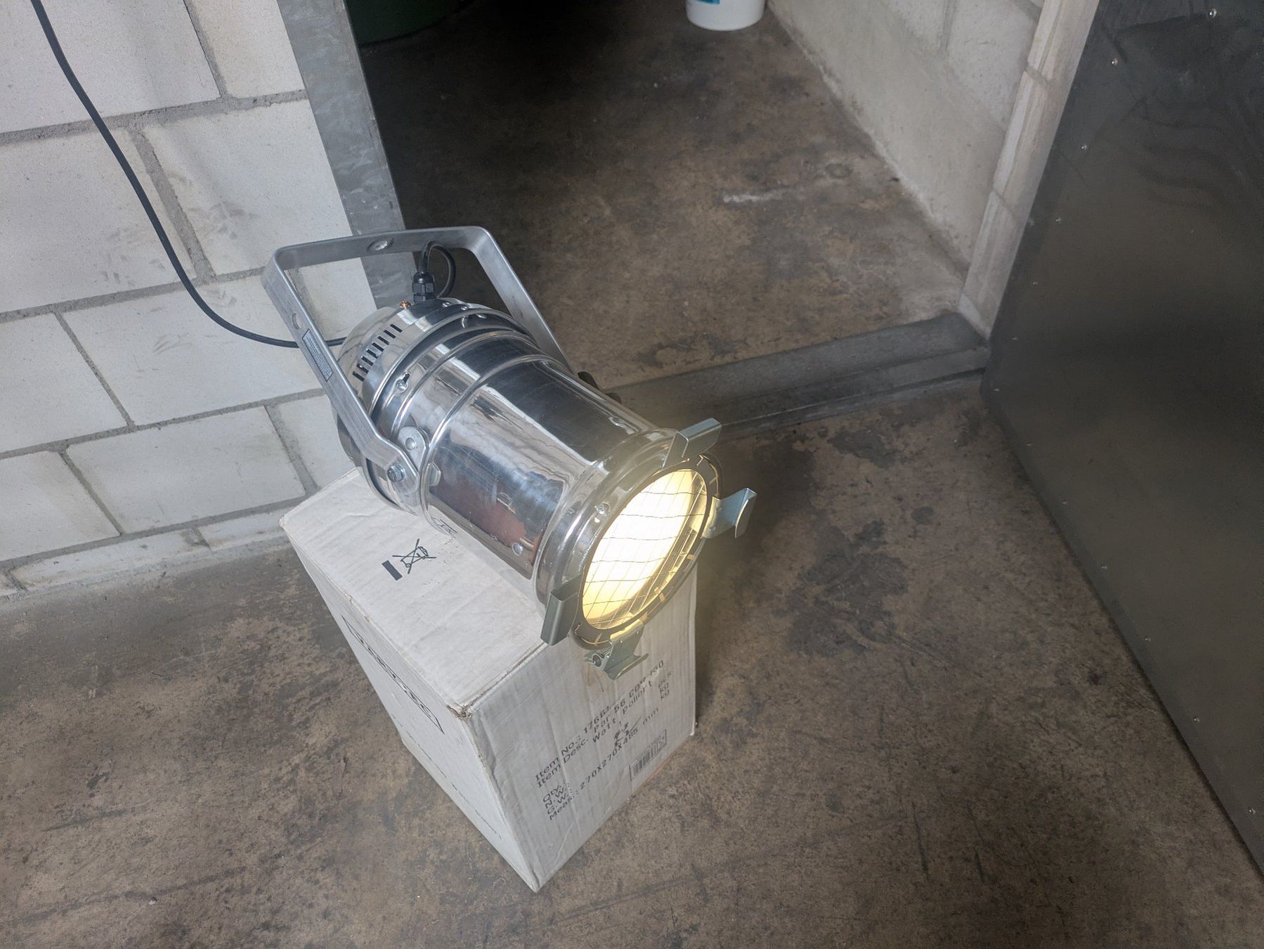 Lampes: PAR Scheinwerfer 150 W gebraucht Chrom mit Bügel – D'occasion à Grosswangen par Psion007
