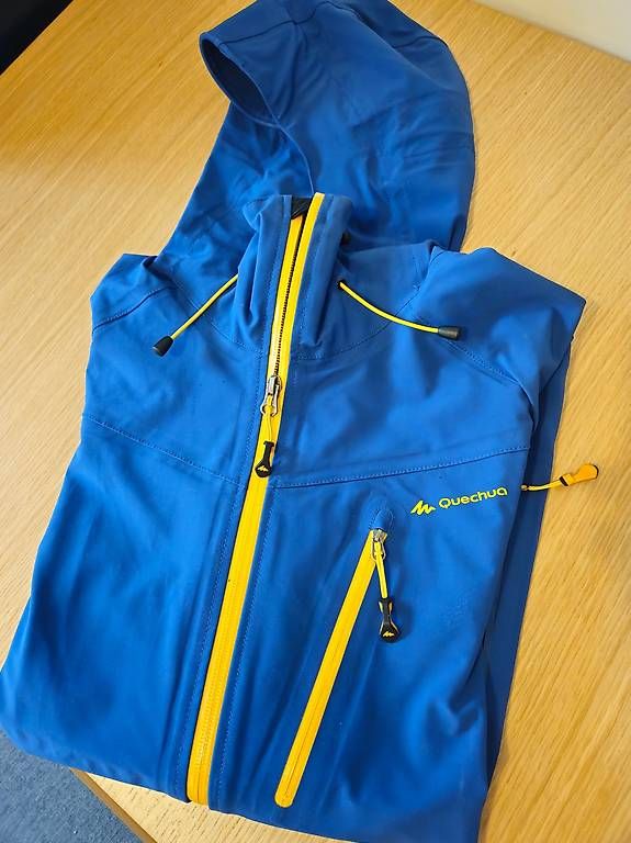 Vestes: Veste imperméable Quechua – D'occasion à Genève par fre_5qz6