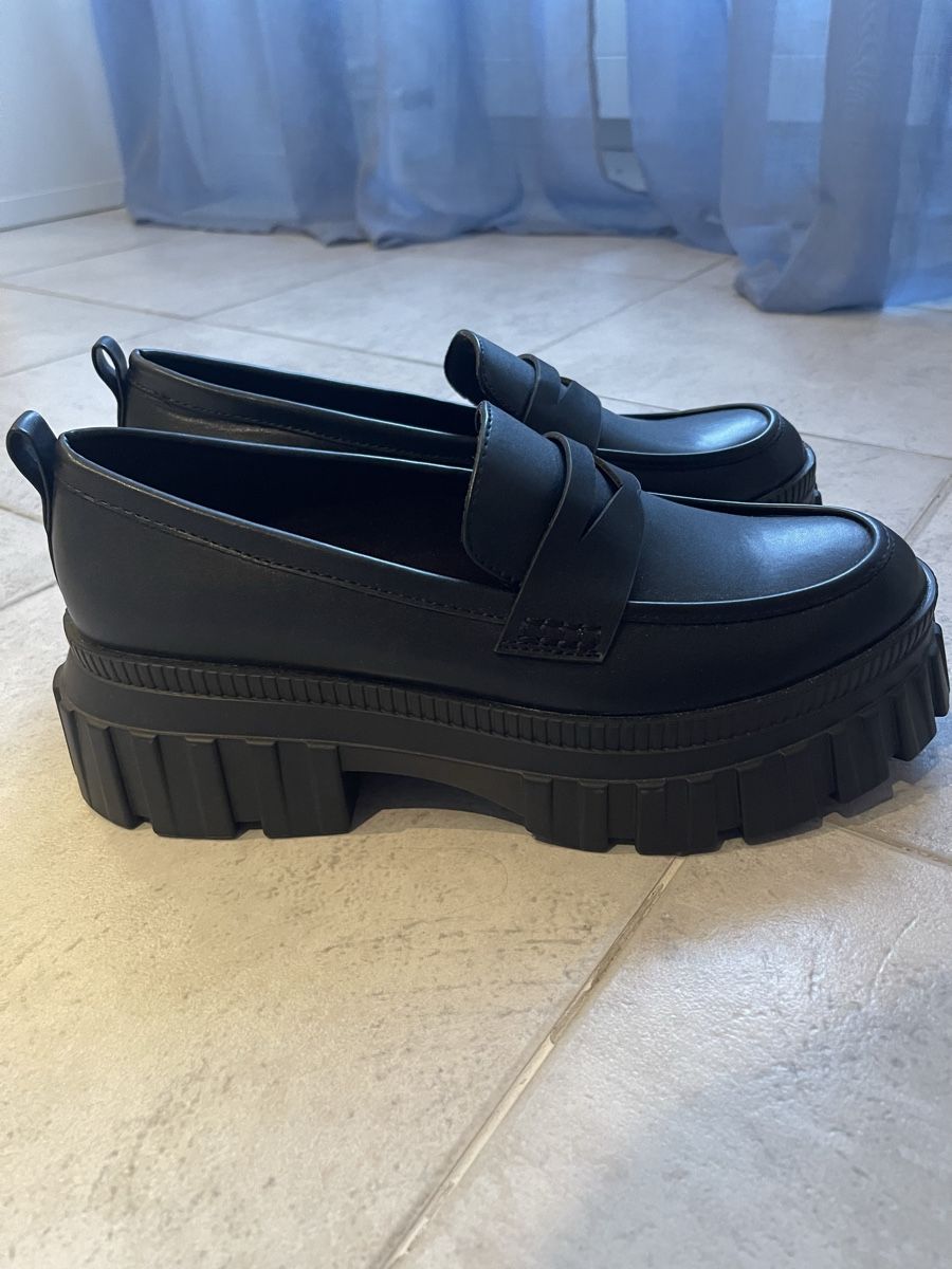 Stradivarius Scarpe da donna: Stradivarius Schwarze Loafers - Size 41. – Nuovo e nell'imballaggio originale da Luzern venduto da ygl_8hn7 2
