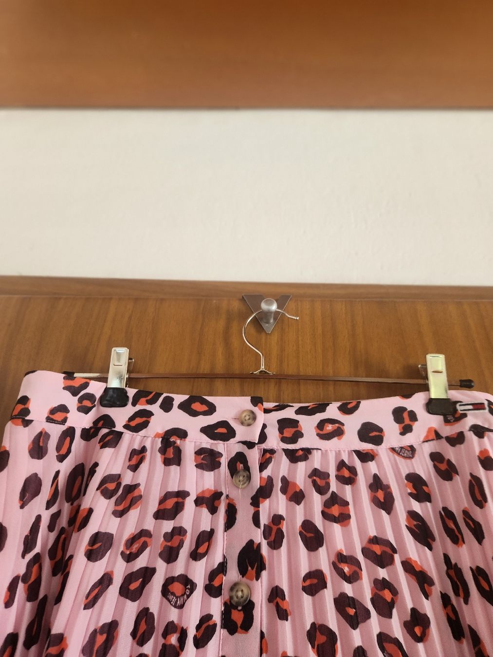 Tommy Hilfiger Gonne: Jupe plissée Tommy Jeans rose léopard taille XL – Usato da Niedergösgen venduto da Eva2410 5