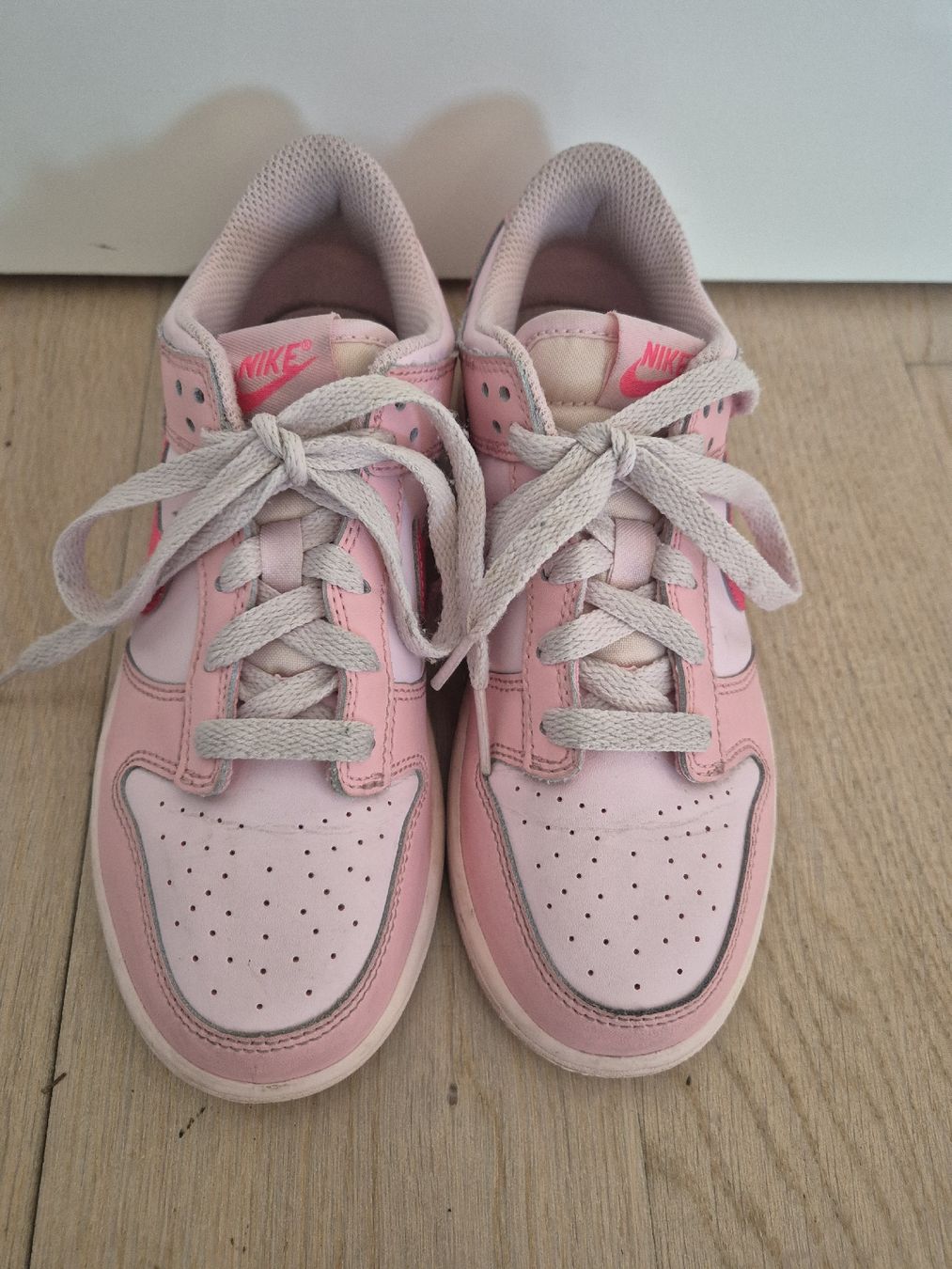 Nike Scarpe per ragazze: Schöne Nike Sneakers Gr. 35 – Usato da Aeugst am Albis venduto da miizli 3
