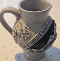 Charmante Weinkaraffe mit Spruch - Vintage Keramik Krug 0,25