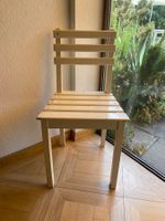 Weisser vintage Holzstuhl mit Lamellen