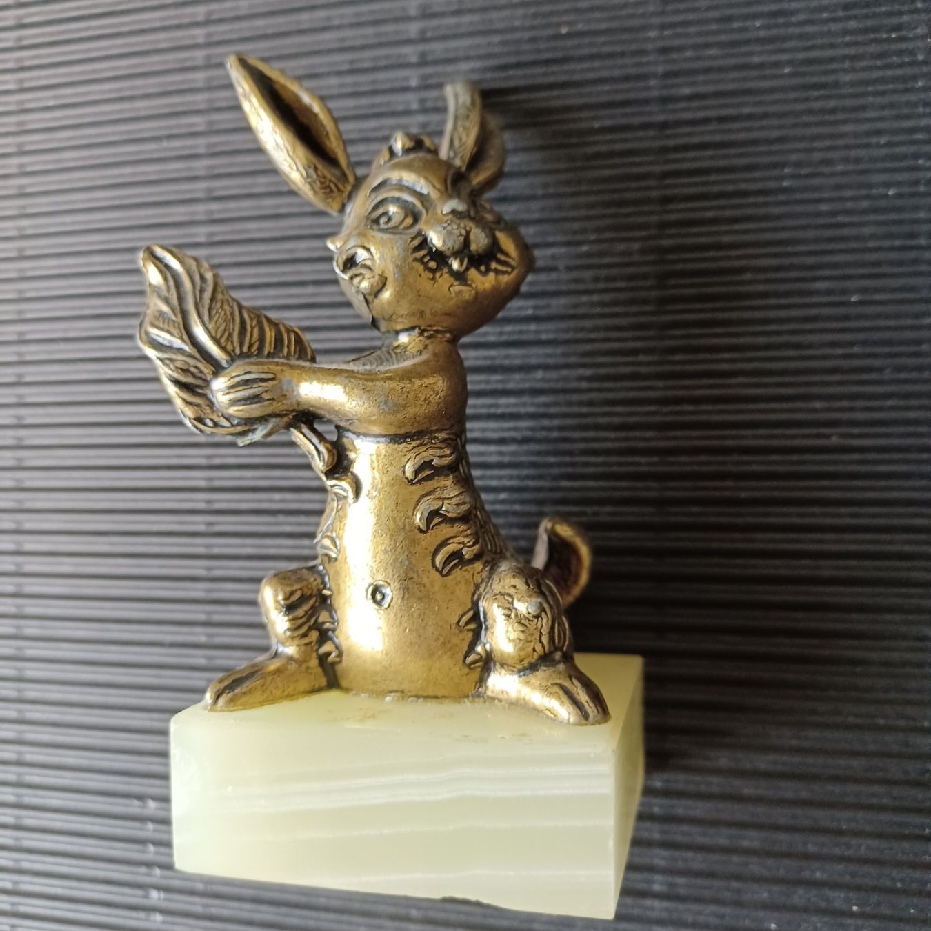 Figuren: HASENFIGUR mit Marmorsockel. Vintage – Gebraucht aus Zürich von Bellabo