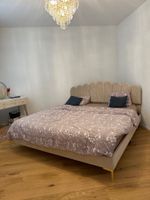 Bett mit Samtbezug und guillochiertem Kopfteil 180x200cm