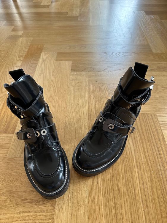 balenciaga cut out boots cena