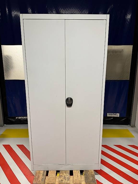 Armoires: Flügeltürenschrank – D'occasion à Grüningen par KTM93 1