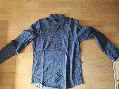 Hugo Boss Slim Fit mens buttoned Shirt - Size 42/16.5 polka