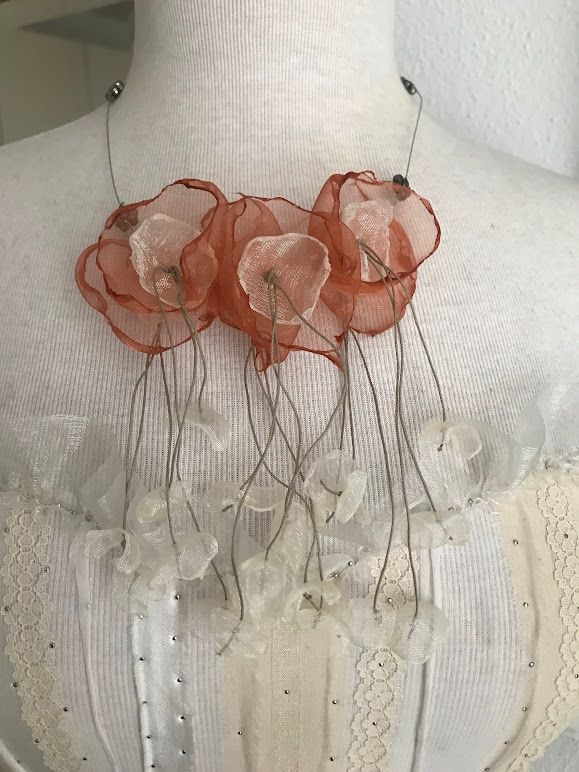 Catenine: Collana con fiori stoffa – Usato da Breganzona venduto da mas_tv72
