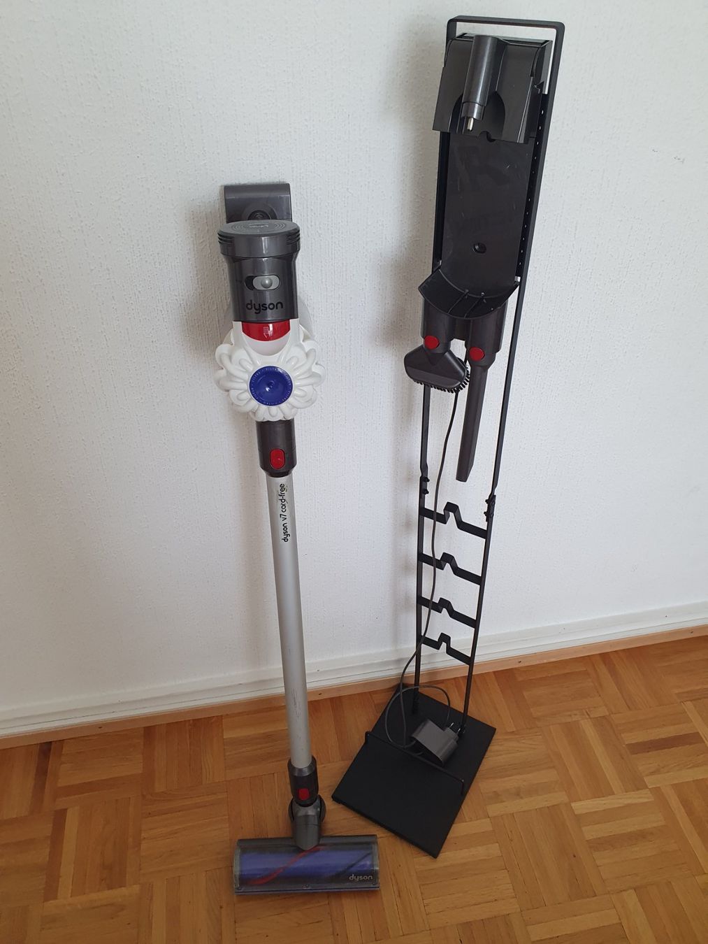 Dyson Staubsauger & Zubehör: Aspirateur Dyson V7 avec station – Gebraucht aus Prilly von RoDyRe