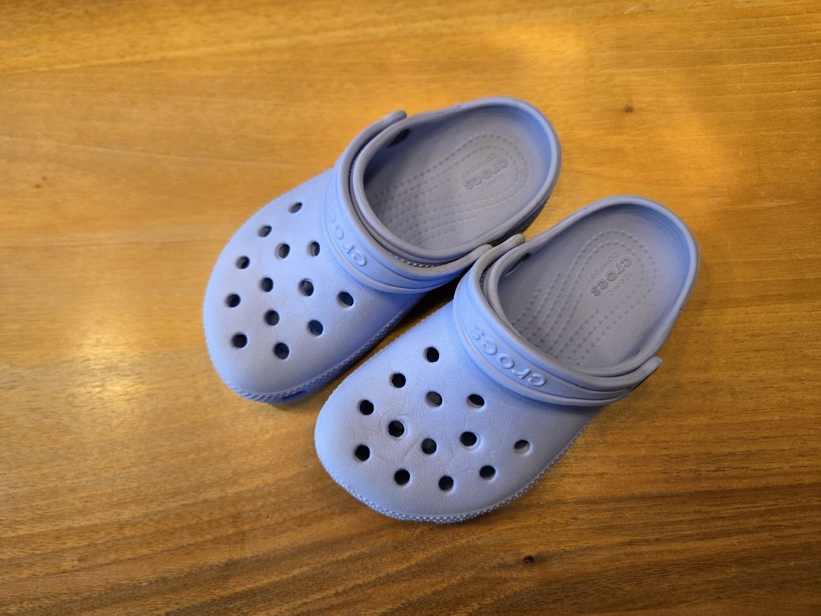 Crocs Schuhe für Jungen: Crocs Kinder,  lila Grösse C11 – Gebraucht aus Stans von HoMiMa