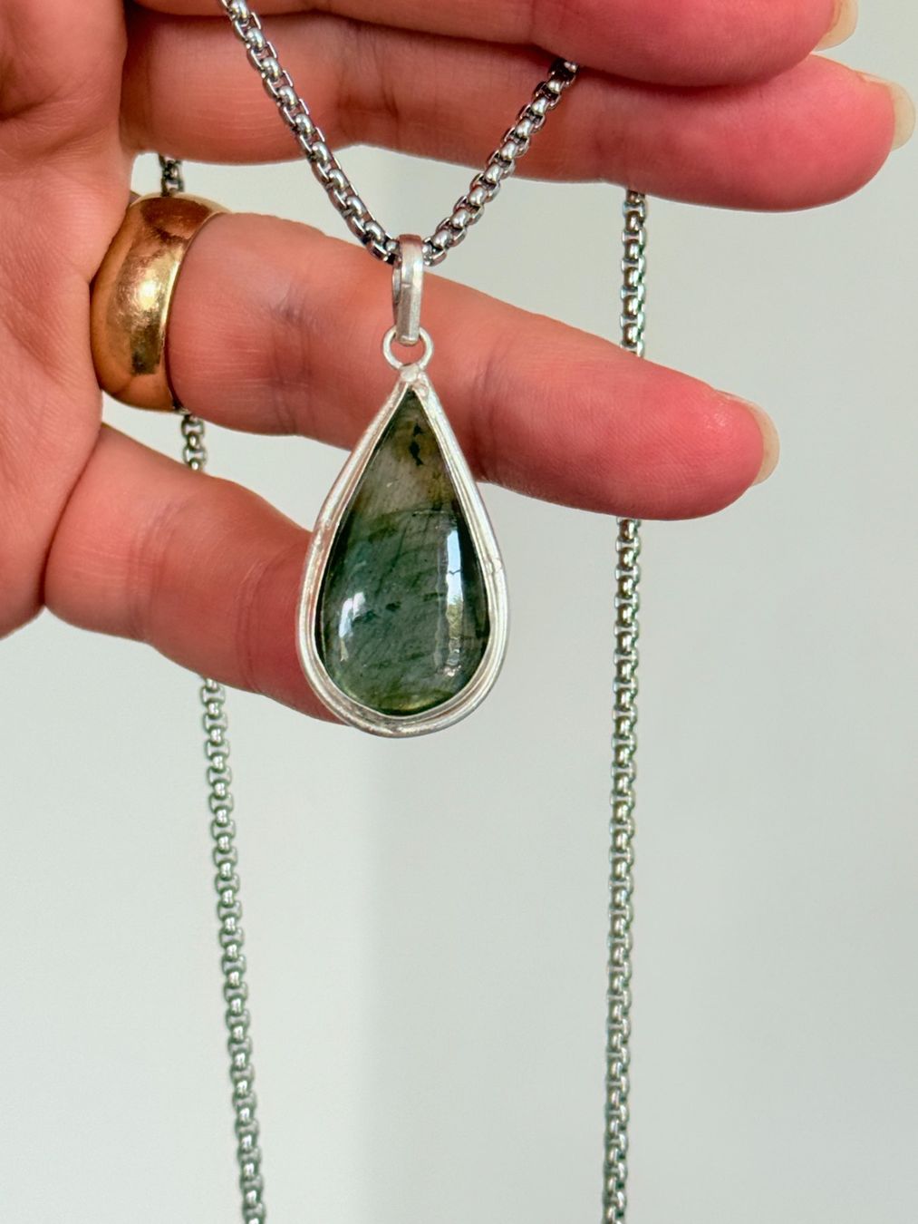 Ketten: Labradorite necklace – Neu und originalverpackt aus Genève von AGBERG