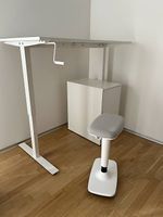 Höhenverstellbarer Tisch mit Aktenschrank 