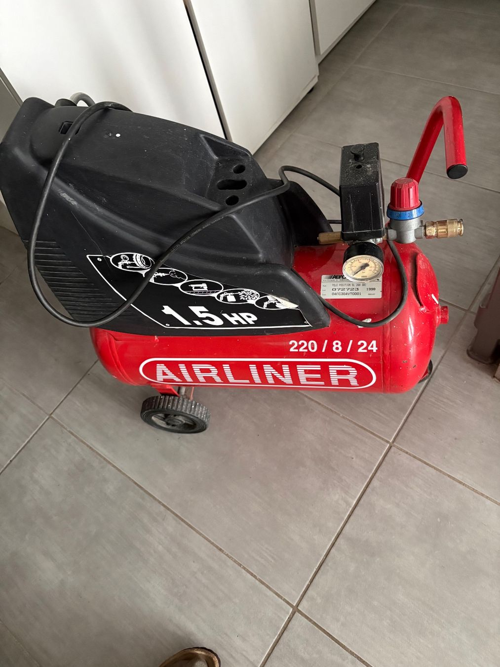 Compressori: Airliner Kompressor 24L  8 bar 1.5 HP fahrbar – Usato da Münchwilen TG venduto da Laty77 3