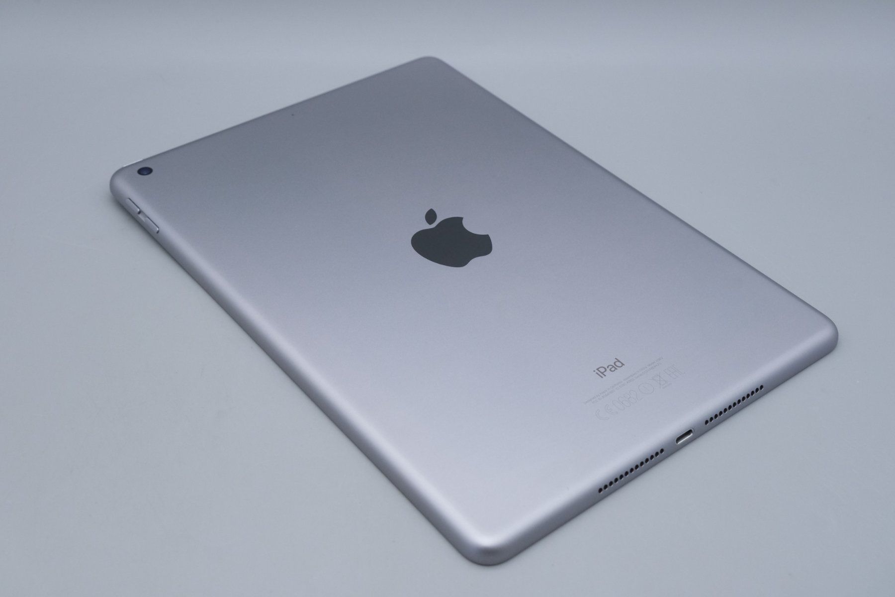 Apple Tablet PC: Apple iPad 5th Generation WI-Fi 128 GB Space Gray Tablet – Usato da Ramsen venduto da Studio82 3