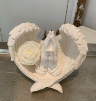 Engelsflügel mit betenden Händem