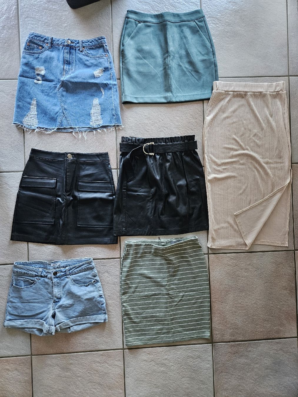 Kleiderpakete: lot taille S – Gebraucht aus Vétroz von sas_yln5