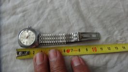 SAKATA KLEINE DAMEN UHR.DATE .17J.HANDAUFZEUG.LAUFT-20X25MM