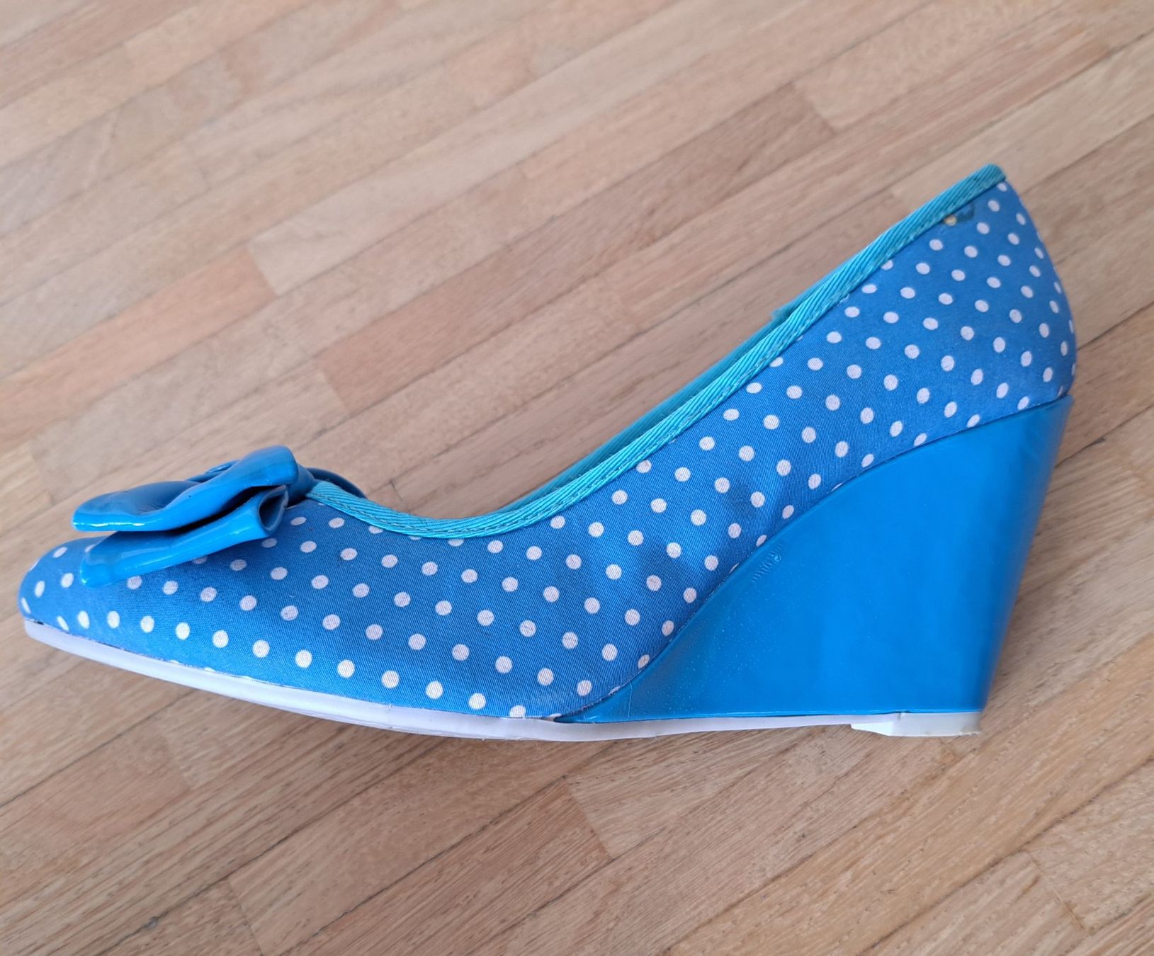 Scarpe da donna: Escarpins bleu à petits pois blancs – Usato da Le Mont-sur-Lausanne venduto da olatiu 1